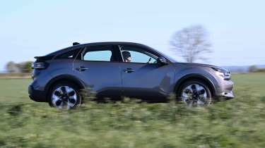 Citroen e-C4 - side panning